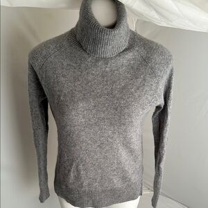 41 Hawthorn light gray fitted cashmere turtleneck sweater